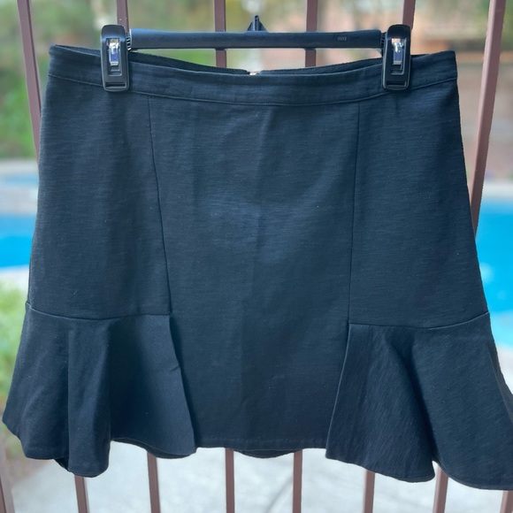 Banana Republic Dresses & Skirts - Banana Republic black mini skirt. 64% cotton, 31% nylon 5% spandex. Scallop hem.
